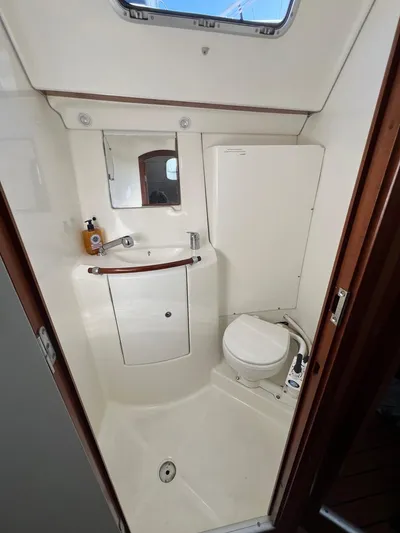 Monlove Yacht Photos Pics 2007 Beneteau Oceanis Clipper 393 yacht bathroom with sink, mirror, and toilet.