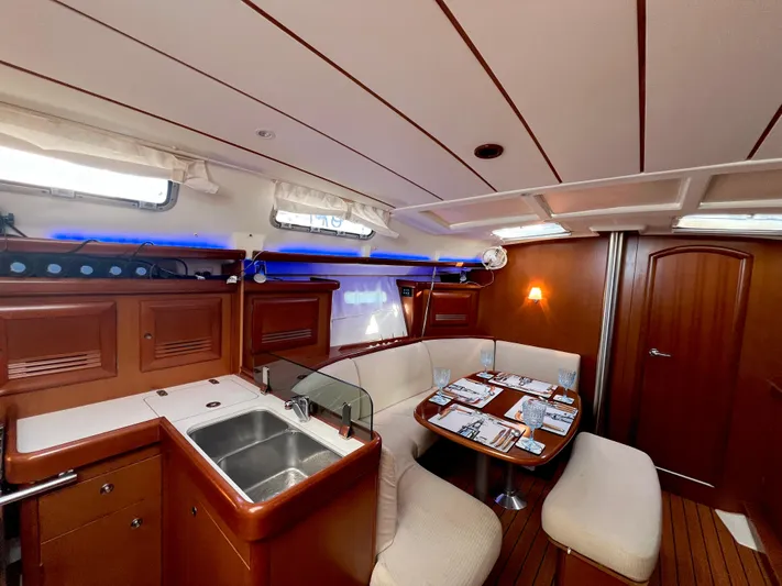 Monlove Yacht Photos Pics Interior of 2007 Beneteau Oceanis Clipper 393 yacht, featuring a cozy dining area and kitchenette.