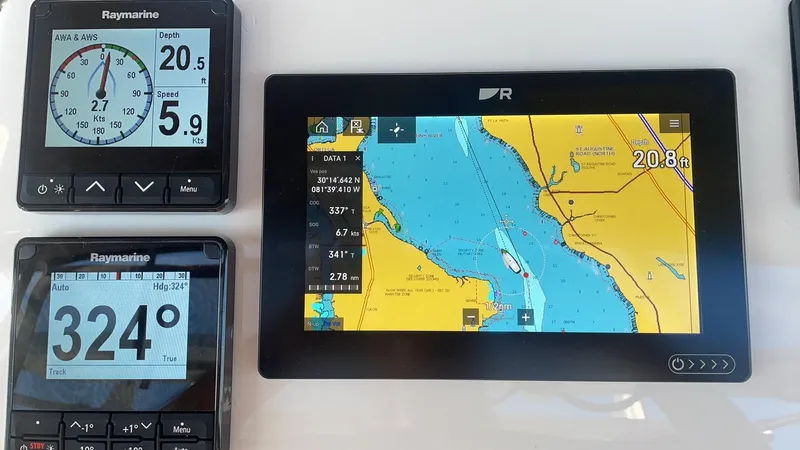 Chandelle Yacht Photos Pics Navigation instruments on Alubat OVNI 435 yacht, displaying speed, depth, and map data.