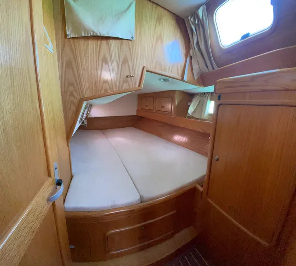 Chandelle Yacht Photos Pics 2008 Alubat OVNI 435 yacht cabin with wooden interior and cozy bed.