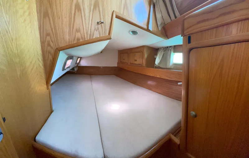 Chandelle Yacht Photos Pics 2008 Alubat OVNI 435 yacht cabin with wooden interior and cozy bed.