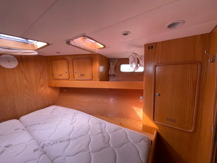 Chandelle Yacht Photos Pics 2008 Alubat OVNI 435 cabin interior with wooden finish and cozy bedding.