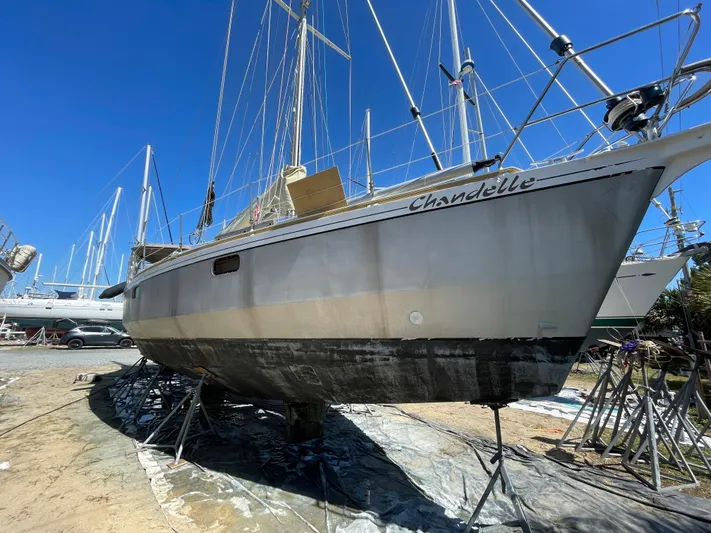 Chandelle Yacht Photos Pics Alubat OVNI 435 sailboat from 2008 on dry dock under clear blue sky.