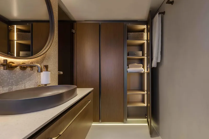 Otoctone Yacht Photos Pics Master Head