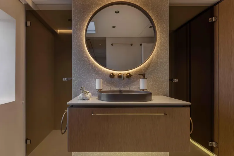 Otoctone Yacht Photos Pics Master Head