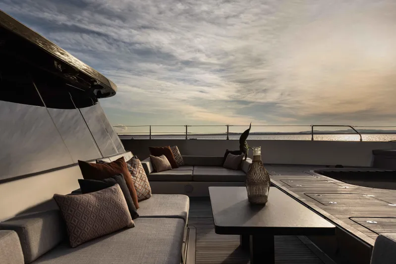 Otoctone Yacht Photos Pics Stern Lounge