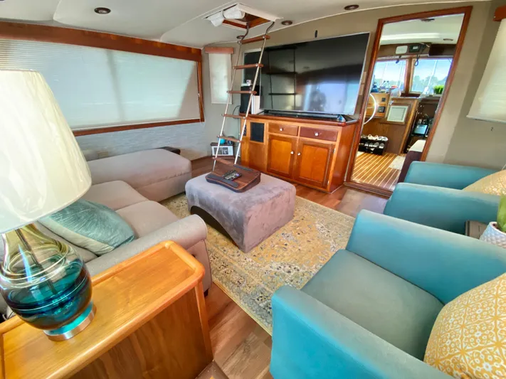 Temptress Yacht Photos Pics Interior of a 1971 Hatteras 58 Motor Yacht, cozy and stylishly furnished.