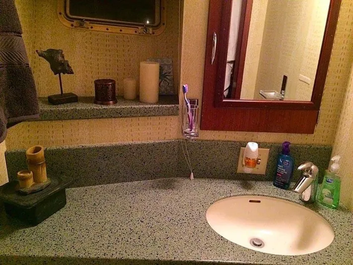 Temptress Yacht Photos Pics Bathroom in 1971 Hatteras 58 Motor Yacht.