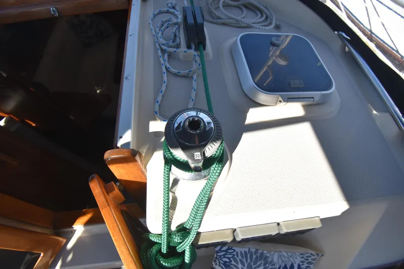 Aftia Yacht Photos Pics 1999 Island Packet 380 sailboat deck with winch, ropes, and hatch.