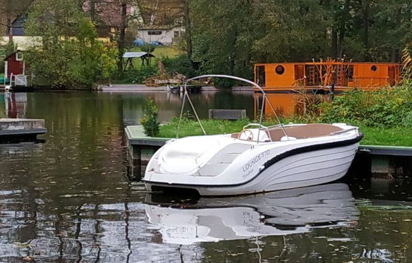 2018 Custom Lounge 570 Tender
