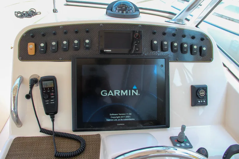 Marleon Yacht Photos Pics Grady-White Freedom 307 2014 boat dashboard with Garmin navigation system and controls.