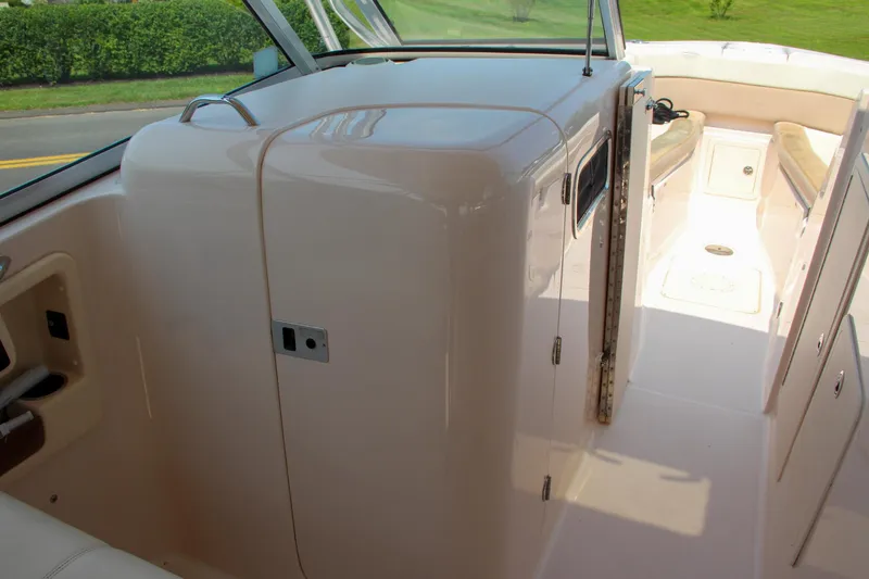 Marleon Yacht Photos Pics 2014 Grady-White Freedom 307 boat interior with seating and helm area.