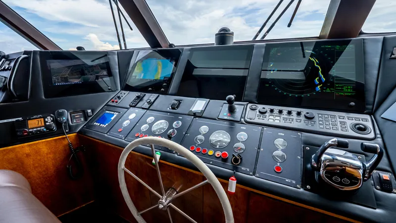 Bravo Yacht Photos Pics 