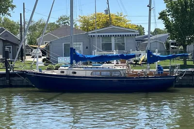 Cheoy Lee Offshore 33