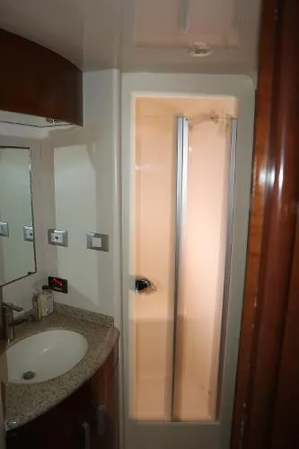  Yacht Photos Pics 56' Carver Voyager - Head