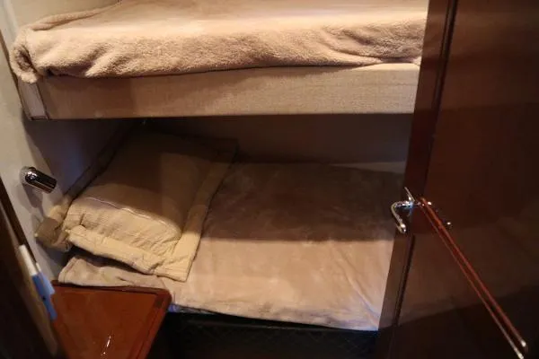  Yacht Photos Pics 56' Carver Voyager - Crew room