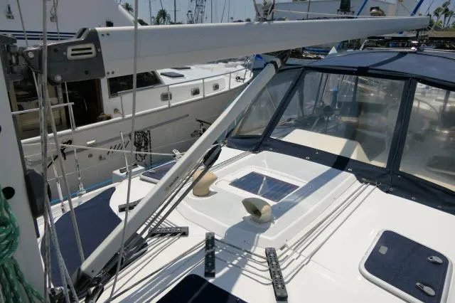 Ale Er Ron Yacht Photos Pics 2000 Hunter 460 sailboat deck with rigging and cabin details.