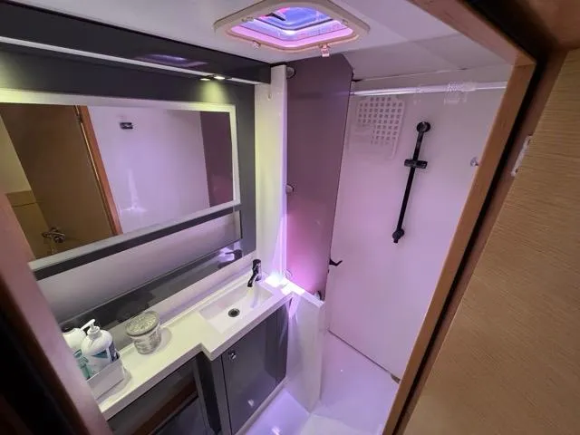 Island State Of Mind Yacht Photos Pics Head Port Aft