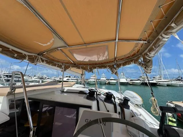 Island State Of Mind Yacht Photos Pics Helm Bimini