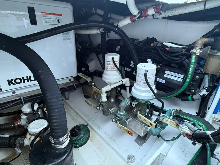  Yacht Photos Pics 2021 EVERGLADES 435 CC - Image 48