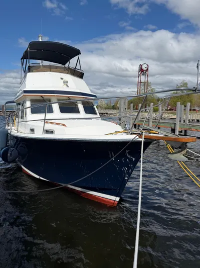  Yacht Photos Pics 1999 Sabreline 34 Flybridge boat docked, featuring a sleek design and spacious flybridge.