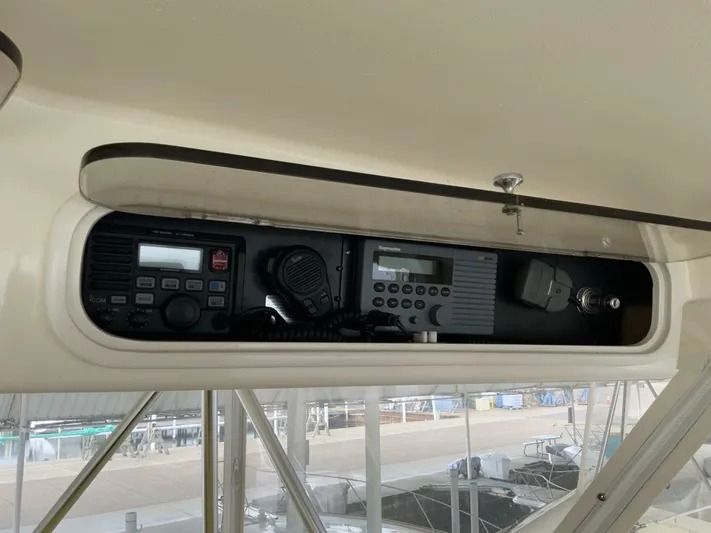 Bona Vida Yacht Photos Pics Radio equipment on a 1997 Ocean Yachts 48 Convertible boat dashboard.
