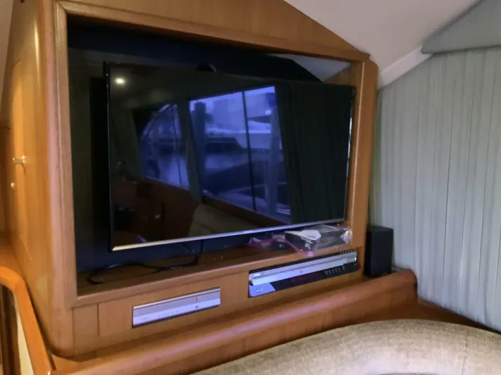 Bona Vida Yacht Photos Pics Interior of 1997 Ocean Yachts 48 Convertible with TV and entertainment system.