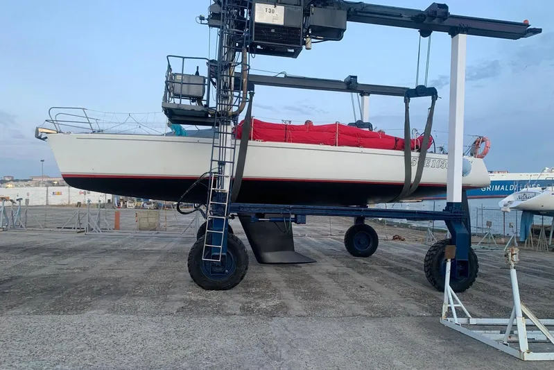  Yacht Photos Pics 1999 J Boats J/120 sailboat on a lift at a marina.