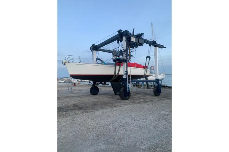  Yacht Photos Pics 1999 J Boats J/120 sailboat on a lift at a marina.
