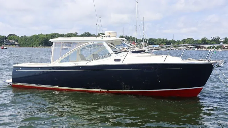 4652tw Yacht Photos Pics 2007 MJM 29z boat on calm water with scenic background.