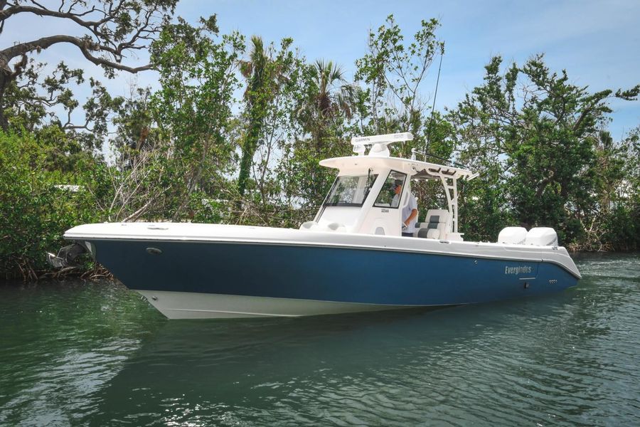 2014 Everglades 325 Center Console