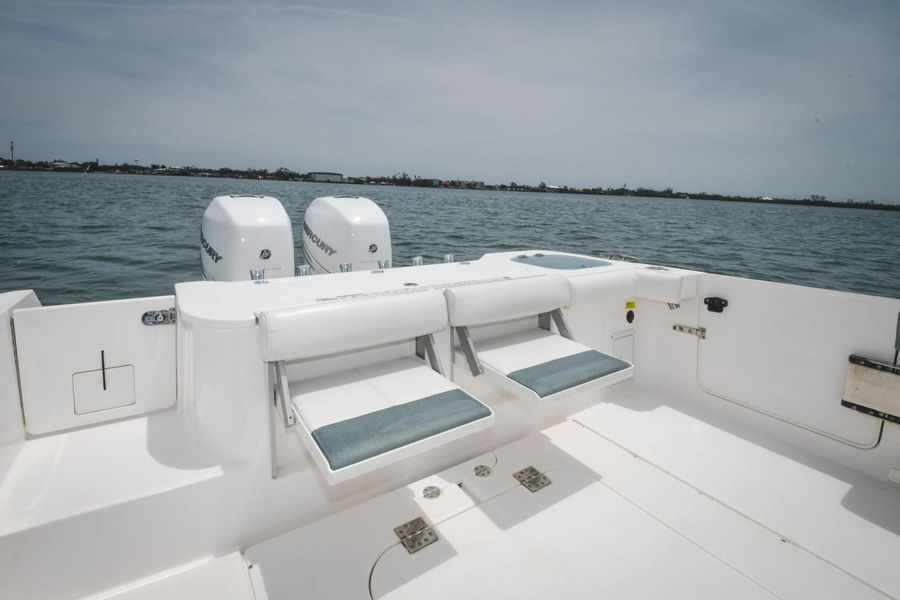 2014 Everglades 325 Center Console