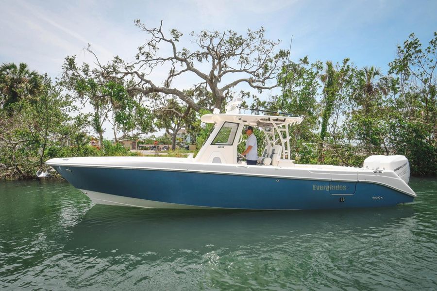 2014 Everglades 325 Center Console