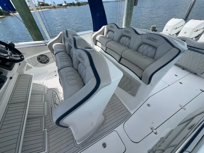 Seaventures Yacht Photos Pics MTI 42 Seaventures-Helm Seating