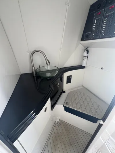 Seaventures Yacht Photos Pics MTI 42 Seaventures-Head