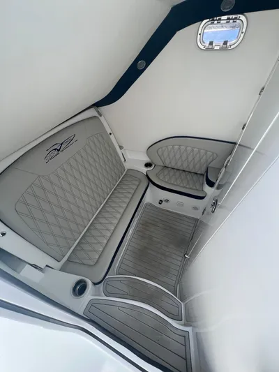 Seaventures Yacht Photos Pics MTI 42 Seaventures-Cabin/Head