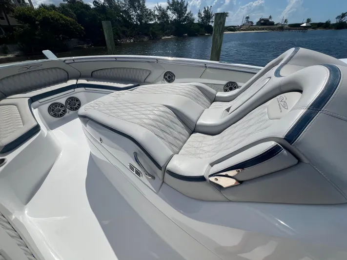 Seaventures Yacht Photos Pics MTI 42 Seaventures-Hull Seating