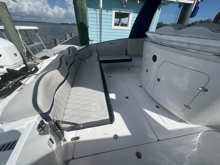 Seaventures Yacht Photos Pics MTI 42 Seaventures-Hull Seating