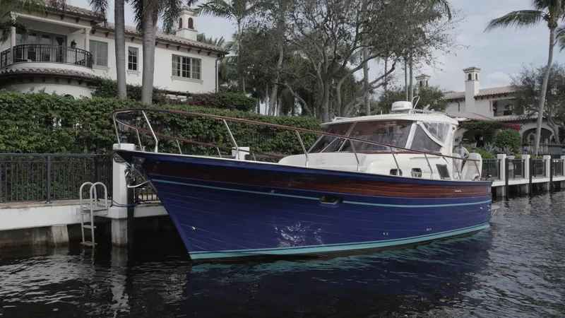 Fratelli Aprea Sorrento 32 Yacht Photos Pics 2023 Fratelli Aprea Sorrento Cabinatto 32 yacht docked by waterfront homes.