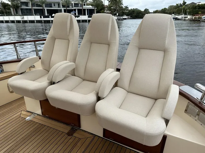 Fratelli Aprea Sorrento 32 Yacht Photos Pics Three beige captain's chairs on a 2023 Fratelli Aprea Sorrento Cabinatto 32 boat.