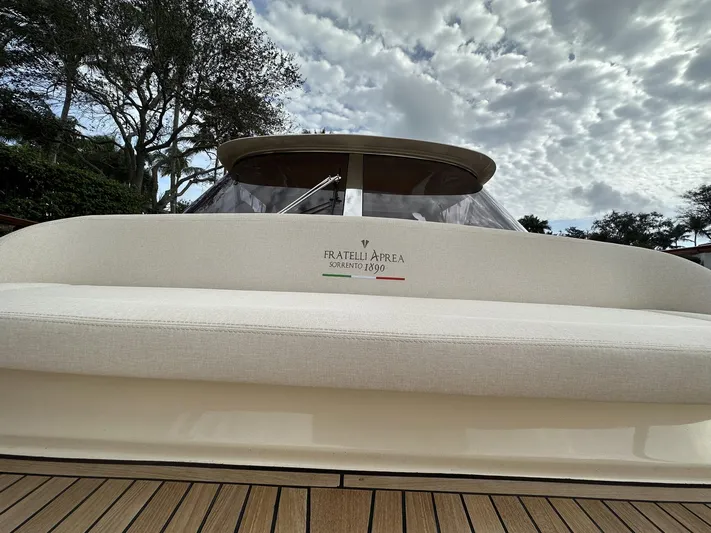Fratelli Aprea Sorrento 32 Yacht Photos Pics Fratelli Aprea Sorrento Cabinatto 32, 2023 model, luxury boat with elegant seating.