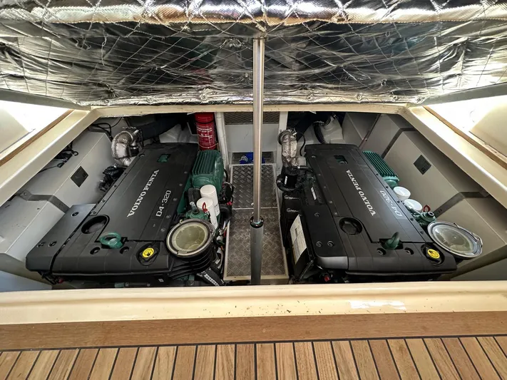 Fratelli Aprea Sorrento 32 Yacht Photos Pics Fratelli Aprea Sorrento Cabinatto 32 engine compartment, 2023 model, featuring dual Volvo Penta engines.
