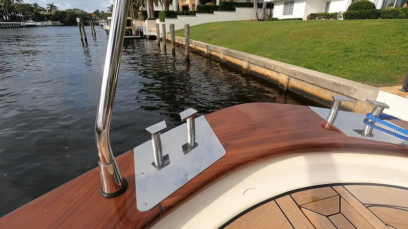 Fratelli Aprea Sorrento 32 Yacht Photos Pics Fratelli Aprea Sorrento Cabinatto 32 (2023) docked by a waterfront property.