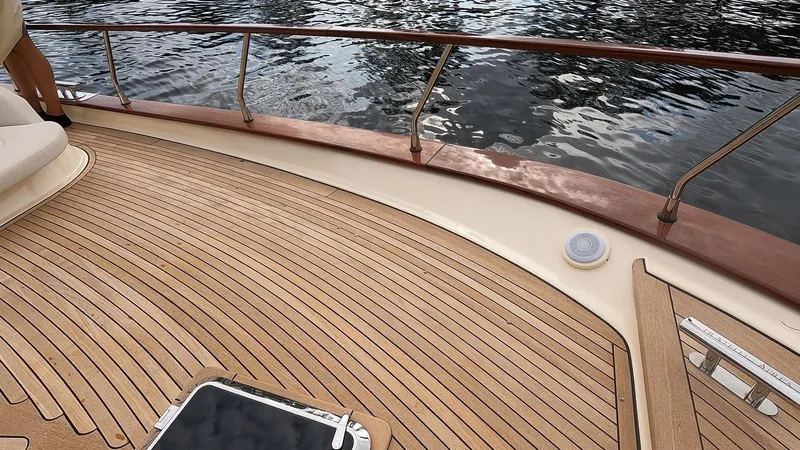 Fratelli Aprea Sorrento 32 Yacht Photos Pics Fratelli Aprea Sorrento Cabinatto 32, 2023 model, teak deck detail with water view.