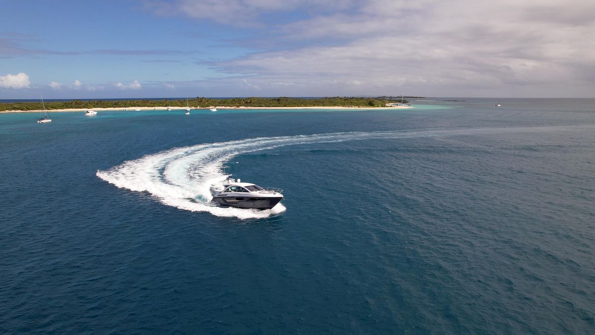 2019 Cruisers Yachts 50 
