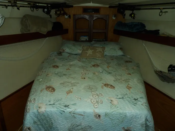 Summer Breeze Yacht Photos Pics Cozy cabin interior of a 2000 Hunter 460 sailboat with a neatly made bed.