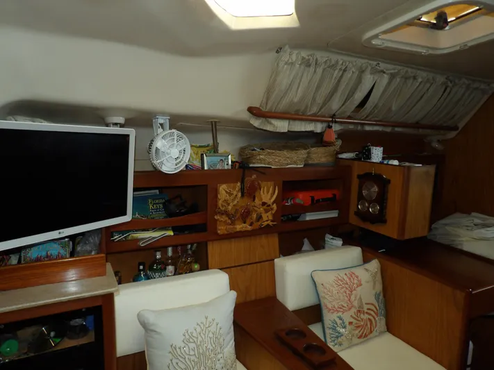 Summer Breeze Yacht Photos Pics Interior of 2000 Hunter 460 sailboat with cozy seating and wooden cabinetry.