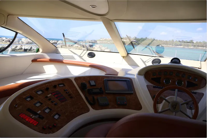 Larras III Yacht Photos Pics 