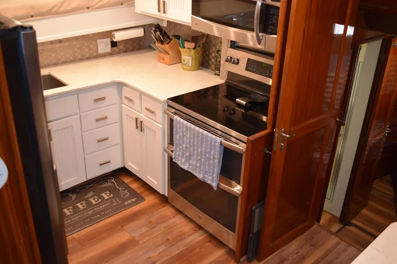 Jolly Mon III Yacht Photos Pics 