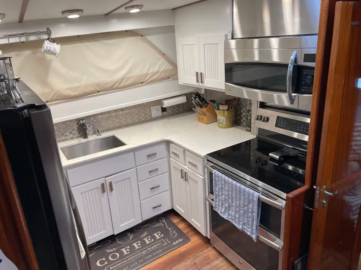 Jolly Mon III Yacht Photos Pics 